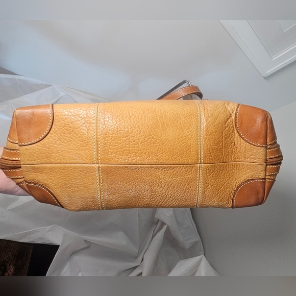 Elegant Tan Leather Handbag - Picture 5 of 13